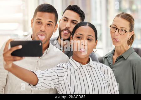 Téléphone selfie, les gens d'affaires et les travailleurs de la création de bande dessinée pour les médias sociaux, contactez-nous et à propos de nous site Web d'entreprise. La diversité du divertissement, de l'argent et du bureau Banque D'Images