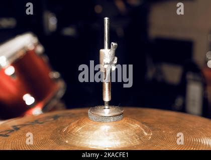 Gros plan de la cymbale de tambour. Détail laiton du kit de batterie. Banque D'Images