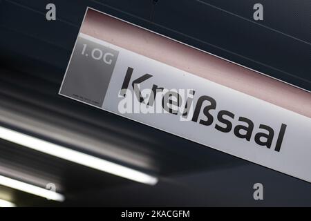 Fritzlar, Allemagne. 02nd novembre 2022. Le panneau 'salle de livraison' est fixé dans un couloir de l'hôpital 'Hospital zum HL. Geist. La recherche futile de médecins pourrait conduire à la fermeture de maternités à Hesse. (À dpa 'manque de médecins: Fin menaçant pour la maternité?') Credit: Swen Pförtner/dpa/Alay Live News Banque D'Images