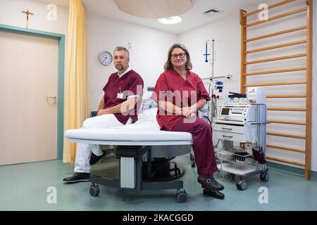 Fritzlar, Allemagne. 02nd novembre 2022. Carsten Bismarck, directeur général et médecin en chef de la clinique de chirurgie générale, Viscérale et antipositive, et Katja Harnischfeger, médecin en chef de la clinique de gynécologie et d'obstétrique, sont assis dans la salle de livraison de l'hôpital zum HL. La recherche futile de médecins pourrait conduire à la fermeture de maternités à Hesse. (À dpa 'manque de médecins: Fin menaçant pour la maternité?') Credit: Swen Pförtner/dpa/Alay Live News Banque D'Images
