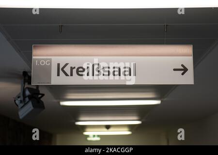 Fritzlar, Allemagne. 02nd novembre 2022. Le panneau 'salle de livraison' est fixé dans un couloir de l'hôpital 'Hospital zum HL. Geist. La recherche futile de médecins pourrait conduire à la fermeture de maternités à Hesse. (À dpa 'manque de médecins: Fin menaçant pour la maternité?') Credit: Swen Pförtner/dpa/Alay Live News Banque D'Images