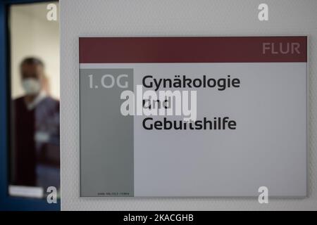 Fritzlar, Allemagne. 02nd novembre 2022. Le panneau 'Obstétrique et Gynécologie' est fixé dans un couloir de l'hôpital 'Hospital zum HL. Geist. La recherche futile de médecins pourrait conduire à la fermeture de maternités à Hesse. (À dpa 'manque de médecins: Fin menaçant pour la maternité?') Credit: Swen Pförtner/dpa/Alay Live News Banque D'Images