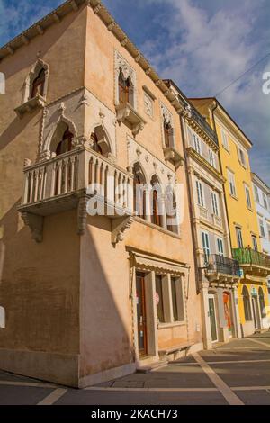 Piran, Slovénie - 17 septembre 2022. Bâtiments historiques sur la place Tartini, dans le centre médiéval de Piran, sur la côte slovène. Banque D'Images