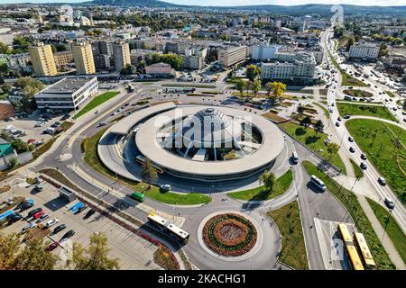 Une station de bus volante en forme de soucoupe à Kielce Banque D'Images