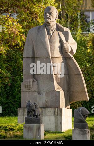 La grande statue de Lénine domine le paysage du Musée d'Art socialiste de Sofia, Bulgarie Banque D'Images
