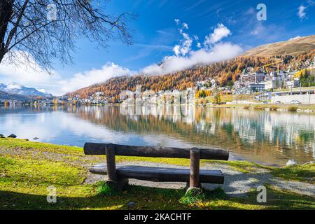 Vue d'automne pittoresque d'un banc en bois sur la rive du lac Saint-Moritz, Suisse Banque D'Images