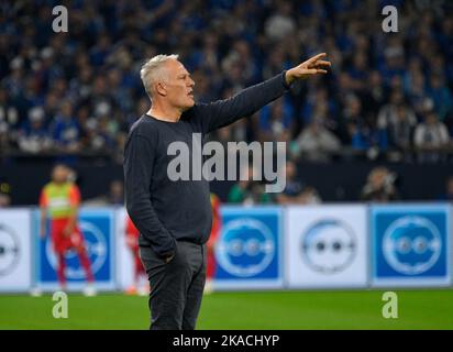 Gelsenkirchen Allemagne 30.10.2022, football: Bundesliga saison 2022/23 jour de match 12, Schalke 04 (S04, bleu) vs SC Freiburg (SCF, rouge) — entraîneur Christian Streich (SCF) Banque D'Images