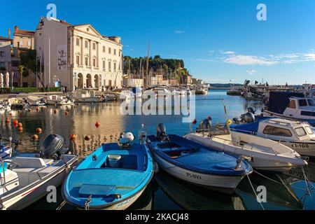 Piran, Slovénie - 17 septembre 2022. Le port dans la ville historique de Piran en Slovénie Banque D'Images