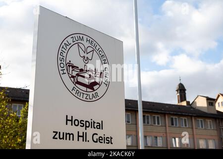 Fritzlar, Allemagne. 02nd novembre 2022. Le panneau 'Hospital zum HL. Geist est à l'entrée de l'hôpital. La recherche futile de médecins pourrait conduire à la fermeture de maternités à Hesse. (À dpa 'manque de médecins: Fin menaçant pour la maternité?') Credit: Swen Pförtner/dpa/Alay Live News Banque D'Images