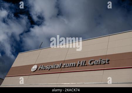 Fritzlar, Allemagne. 02nd novembre 2022. 'Hôpital zum HL. Geist peut être lu sur une façade de l'hôpital. La recherche futile de médecins pourrait conduire à la fermeture de maternités à Hesse. (À dpa 'manque de médecins: Fin menaçant pour la maternité?') Credit: Swen Pförtner/dpa/Alay Live News Banque D'Images