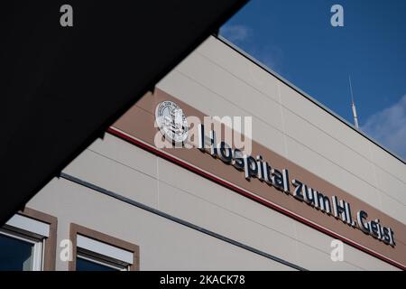 Fritzlar, Allemagne. 02nd novembre 2022. 'Hôpital zum HL. Geist peut être lu sur une façade de l'hôpital. La recherche futile de médecins pourrait conduire à la fermeture de maternités à Hesse. (À dpa 'manque de médecins: Fin menaçant pour la maternité?') Credit: Swen Pförtner/dpa/Alay Live News Banque D'Images