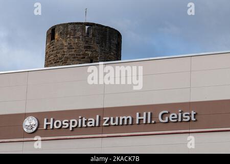 Fritzlar, Allemagne. 02nd novembre 2022. 'Hôpital zum HL. Geist peut être lu sur une façade de l'hôpital. La recherche futile de médecins pourrait conduire à la fermeture de maternités à Hesse. (À dpa 'manque de médecins: Fin menaçant pour la maternité?') Credit: Swen Pförtner/dpa/Alay Live News Banque D'Images
