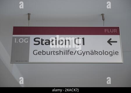 Fritzlar, Allemagne. 02nd novembre 2022. Le panneau 'Obstétrique et Gynécologie' est fixé dans un couloir de l'hôpital 'Hospital zum HL. Geist. La recherche futile de médecins pourrait conduire à la fermeture de maternités à Hesse. (À dpa 'manque de médecins: Fin menaçant pour la maternité?') Credit: Swen Pförtner/dpa/Alay Live News Banque D'Images