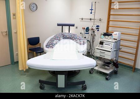 Fritzlar, Allemagne. 02nd novembre 2022. Vue dans la salle de livraison de l'hôpital 'Hospital zum HL. Geist. La recherche futile de médecins pourrait conduire à la fermeture de maternités à Hesse. (À dpa 'manque de médecins: Fin menaçant pour la maternité?') Credit: Swen Pförtner/dpa/Alay Live News Banque D'Images
