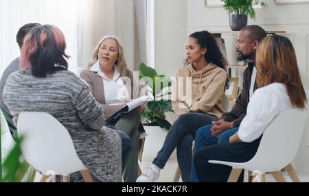 Consultation, groupe et discussion de psychologie avec le groupe de personnes de la diversité en thérapie pour la dépression, le stress et l'anxiété. Les hommes et les femmes guérissent pendant Banque D'Images
