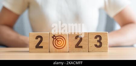 2023 bloc avec icône de plan de travail. Objectif, cible, résolution, stratégie, plan, Concepts d'action, de mission, de motivation et de début d'année Banque D'Images