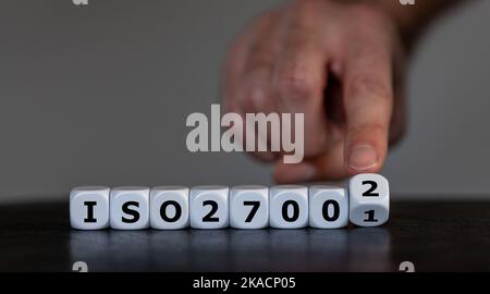 Symbole des normes DE sécurité INFORMATIQUE. Les dés forment l'expression 'ISO 27001' et 'ISO 27002'. Banque D'Images