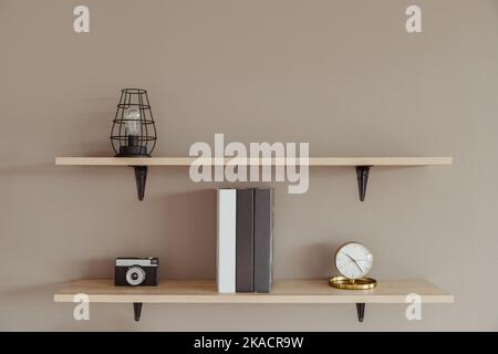 Étagères murales avec décoration et livres à l'intérieur. Boîtier moderne design scandinave, minimalisme, esthétique Banque D'Images