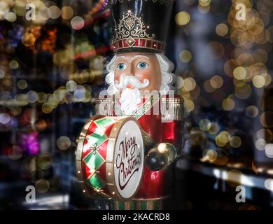 Grand batteur de casse-noisette parmi les lumières de Noël floues. Banque D'Images