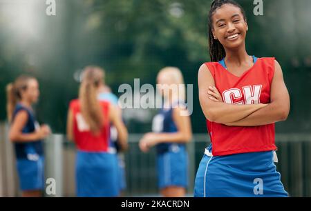 Portrait, netball et femme noire sur le terrain de sport prêt pour le jeu, la compétition ou le match. Santé, fitness et heureux joueurs à l'extérieur se préparant pour Banque D'Images
