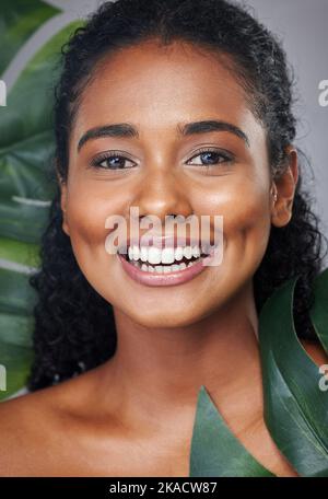 Soin naturel de la peau, feuille et portrait de la femme noire avec une peau brillante saine, des cosmétiques de beauté et maquillage pour le visage. Dermatologie, bien-être et esthétique Banque D'Images