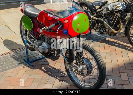 Classic Motor Bike exposé dans le centre-ville de Gloucester Banque D'Images