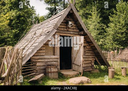 Maisons en rondins triangulaires avec toits en bois derrière une clôture.Monténégro, nord Banque D'Images