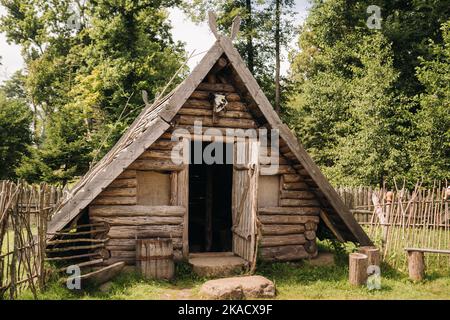 Maisons en rondins triangulaires avec toits en bois derrière une clôture.Monténégro, nord Banque D'Images