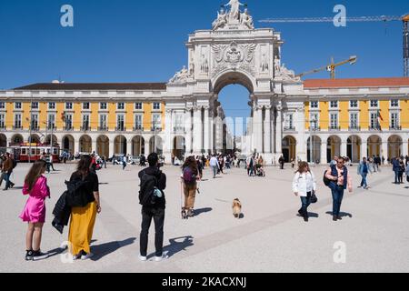 PLACE CENTRALE DU COMMERCE, LISBONNE : touristes à Arco da Rua Augusta sur la place du commerce (Praça do Comércio), Lisbonne, Portugal. Photo : Rob Watkins Banque D'Images