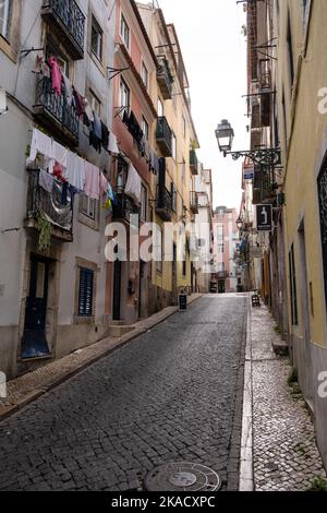 LISBONNE, VIEILLE VILLE : une scène de rue des rues étroites vallonnées de la vieille ville de Lisbonne, Portugal, mars 2022. Crédit photo : Rob Watkins Banque D'Images