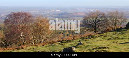 Vue sur le paysage de Loughborough depuis Beacon Hill, dans le Leicestershire, par une belle journée de printemps Banque D'Images