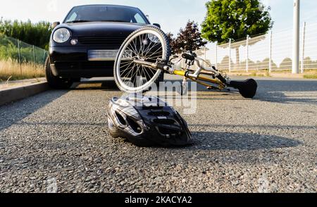 Accident impliquant un vélo et une voiture symbolique Banque D'Images