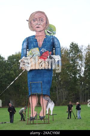 Edenbridge, Royaume-Uni. 2nd novembre 2022. Les membres de la Edenbridge Fireworks Society ont mis la touche finale à une effigie géante de Liz Truss, l'ancien Premier ministre du Royaume-Uni. Credit: James Boardman / Alamy Live News Banque D'Images