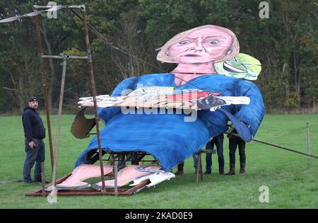 Edenbridge, Royaume-Uni. 2nd novembre 2022. Les membres de la Edenbridge Fireworks Society ont mis la touche finale à une effigie géante de Liz Truss, l'ancien Premier ministre du Royaume-Uni. Credit: James Boardman / Alamy Live News Banque D'Images