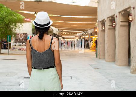 Dubaï, Émirats Arabes Unis - 12th octobre 2022 : promenade touristique sur le vieux Dubaï, explorez la région et les boutiques de souvenirs Banque D'Images