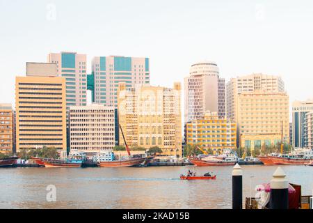 Dubaï, Émirats Arabes Unis - 12th octobre 2022 : bateaux et navires d'époque sur la rivière par de beaux nouveaux bâtiments dans le quartier de Dubai creek en été Banque D'Images