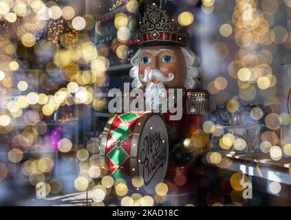 Grand batteur de casse-noisette parmi les lumières de Noël floues. Banque D'Images