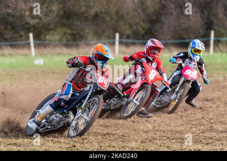 Max Bloomfield (64) en course de moto de grastrack. Donut Meeting organisé par Southend & District Motorcycle Club. Cours solo junior. Garçons Banque D'Images