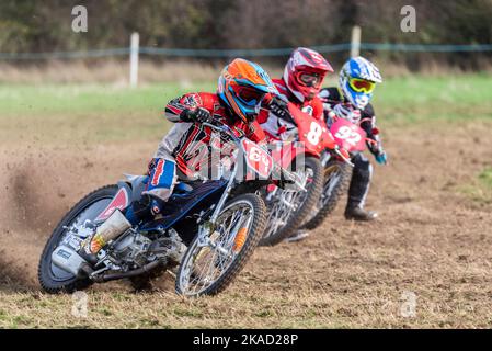 Max Bloomfield (64) en course de moto de grastrack. Donut Meeting organisé par Southend & District Motorcycle Club. Cours solo junior. Garçons Banque D'Images