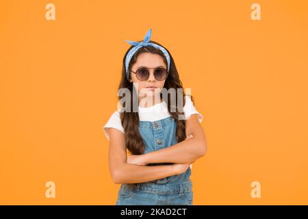 Petit fashionista. Mignon enfant fille mode. Concept de mode d'été. Protection UV. Fille long cheveux bouclés lunettes de soleil foulard noué tête. Tendance à la mode. Vous Banque D'Images