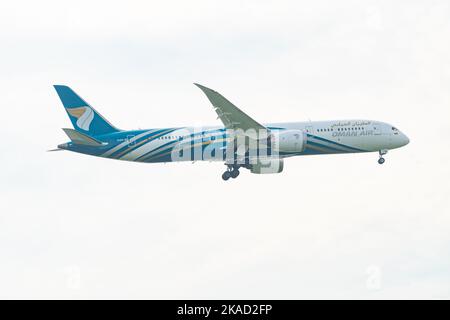 SAMUT PRAKAN, THAÏLANDE-14 OCTOBRE 2022 : Oman avion commercial aérien volant dans le ciel. Décollage ou atterrissage de l'avion passager. Compagnie aérienne nationale Banque D'Images