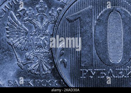 Fragment de l'inverse et de l'inverse d'une pièce d'une valeur nominale de 10 roubles russes. Bleu teinté. Photographie macro. Banque D'Images