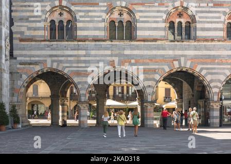 Italie ville Renaissance, vue sur les arches du Broletto, ancien tribunal de la Renaissance dans le centre historique de la ville de Côme, Italie Banque D'Images