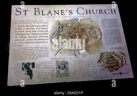 2019 photo - Comité d'information à l'église St Blane, île de Bute, Écosse. Saint Blane ou Bláán était un ancien évêque chrétien écossais de Pichtish qui est né à une date inconnue sur l'île de Bute. Il est mort 590 AD . Sa fête est le 10th août. Il est également reconnu par l'Église épiscopale écossaise, l'Église catholique romaine et l'Église orthodoxe orientale. Le double cimetière est dit pour les hommes et les femmes, bien que d'autres autorités pensent que le plus haut était pour les moines tandis que le plus bas était pour les laïcs. On dit que St Blane est enterré dans le cimetière supérieur. Banque D'Images