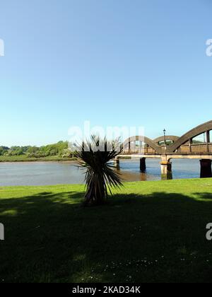 Vue sur le pont au-dessus de la rivière Dee à Kirkcudbright. Il a été construit en 1926 par l'ingénierie de Mouchel en remplacement d'un ancien pont construit en 1868. Il a une apparence similaire à celle de son prédécesseur, mais il a 6 travées au lieu de 5. Les colonnes de lampes ornées de l'ancien pont ont été conservées. Banque D'Images