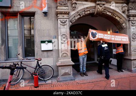 Berlin, Allemagne. 02nd novembre 2022. Les activistes du climat se sont embourbés dans une action dans la zone d'entrée du quartier général du parti FDP. Credit: Carsten Koall/dpa/Alay Live News Banque D'Images