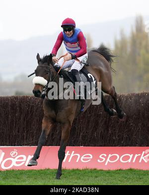 Photo du dossier datée du 14-11-2021, d'Adrian Heskin, circonscription de Threeunderthrucinq. Le champion Paul Nicholls a nommé Threeunderthrucinq comme principal conteur pour la coupe d'or de corail à Newbury on 26 novembre. Date de publication : mercredi 2 novembre 2022. Banque D'Images