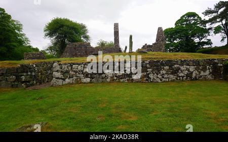 2019 photo - vue vers le lieu de sépulture supérieur (moines) de l'église St Blane, île de Bute, Écosse. Saint Blane ou Bláán était un ancien évêque chrétien écossais de Pichtish qui est né à une date inconnue sur l'île de Bute. Il est mort 590 AD . Sa fête est le 10th août. Il est également reconnu par l'Église épiscopale écossaise, l'Église catholique romaine et l'Église orthodoxe orientale. Le double cimetière est dit pour les hommes et les femmes, bien que d'autres autorités pensent que le plus haut était pour les moines tandis que le plus bas était pour les laïcs. On dit que St Blane est enseveli dans le haut Banque D'Images