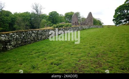 2019 photo - partie du mur périmétrique de l'église St Blane, île de Bute, Écosse. Saint Blane ou Bláán était un ancien évêque chrétien écossais de Pichtish qui est né à une date inconnue sur l'île de Bute. Il est mort 590 AD . Sa fête est le 10th août. Il est également reconnu par l'Église épiscopale écossaise, l'Église catholique romaine et l'Église orthodoxe orientale. Le double cimetière est dit pour les hommes et les femmes, bien que d'autres autorités pensent que le plus haut était pour les moines tandis que le plus bas était pour les laïcs. On dit que St Blane est enterré dans le cimetière supérieur. Banque D'Images