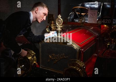 Londres, Royaume-Uni. 2 novembre 2022. Un technicien polit un tonneau d'entrée arrière 1904 Napier 15hp avant la restauration (est. £275 000-350 000) à un aperçu de Bonhams Golden Age of Motaing sale qui présente une sélection de voitures anciennes et des souvenirs automobiles associés. La vente a lieu le 4 novembre dans les galeries de Bonhams New Bond Street, devant Bonhams London à Brighton Veteran car Run le 6 novembre. Credit: Stephen Chung / Alamy Live News Banque D'Images